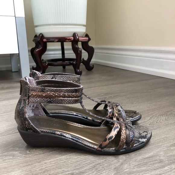 Apostrophe Sandals - Picture 6 of 8